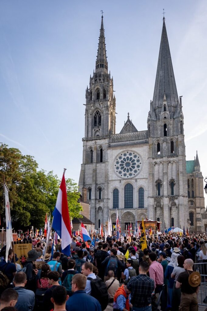 Sécurité d'un grand rassemblement près de la cathédrale de Chartres